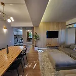Elegant Cu Terasa ブカレスト